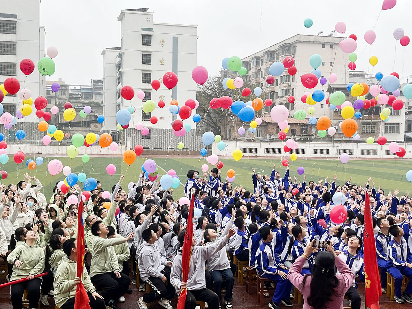全体学生放飞梦想气球，彰显了他们敢于追梦的勇气 拷贝.jpg
